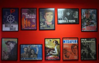 sektori 6 postera te filmave ne muret e brendshme te muzeut gjethi