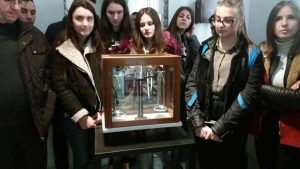 foto e nxenesve te shkolles aleks buda gjate vizites ne muze duke pare pajisjen e pergjimit cimken
