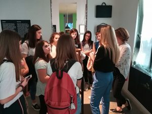 Nxënës nga Gjirokastra në Muzeun Kombëtar "Gjethi" gjate vizites ne muze
