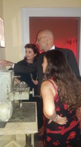 Drejtoresha e Muzeut, znj. Etleva Demollari dhe ambasadori i italian duke vizituar muzeun