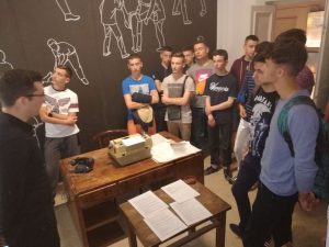 Nxënës nga Gjirokastra në Muzeun Kombëtar "Gjethi" gjate vizites ne muze me ciceroni